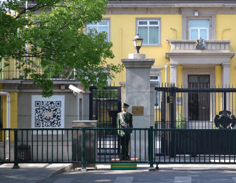 QR kod utanför Storbritanniens ambassad i Beijing
